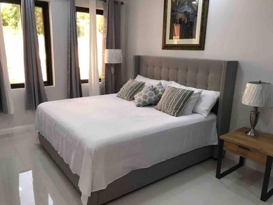Sun Shine Luxury Villas 2 Bedroom Pool & Gym Ocho Rios St Ann エクステリア 写真