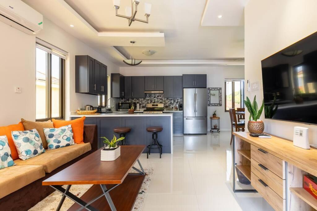 Sun Shine Luxury Villas 2 Bedroom Pool & Gym Ocho Rios St Ann エクステリア 写真