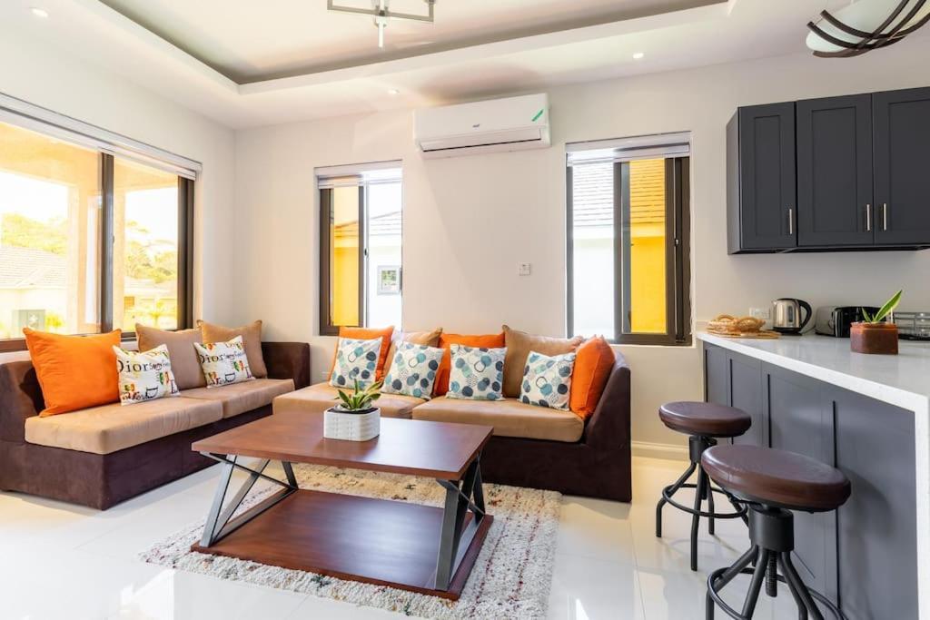 Sun Shine Luxury Villas 2 Bedroom Pool & Gym Ocho Rios St Ann エクステリア 写真