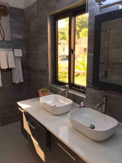Sun Shine Luxury Villas 2 Bedroom Pool & Gym Ocho Rios St Ann エクステリア 写真