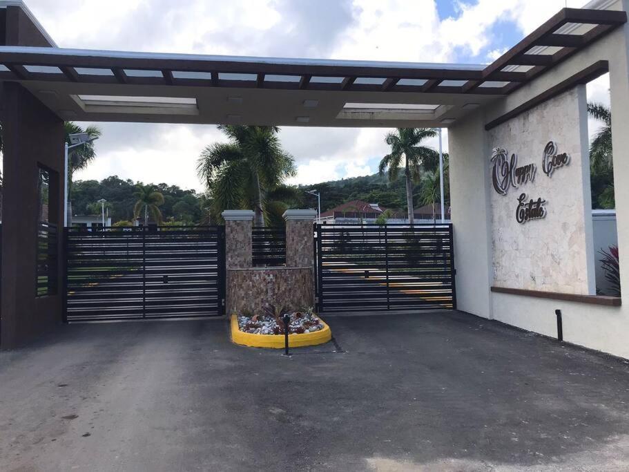 Sun Shine Luxury Villas 2 Bedroom Pool & Gym Ocho Rios St Ann エクステリア 写真