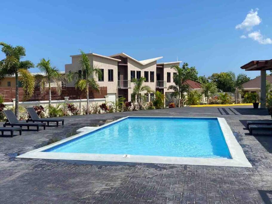 Sun Shine Luxury Villas 2 Bedroom Pool & Gym Ocho Rios St Ann エクステリア 写真